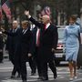 A Capitoliumból Trump konvoja a Pennsylvania Avenue-n lépésben indult a Fehér Házhoz, út közben pedig az új elnök többször is kiszállt integetni az út mellett összegyűlteknek.