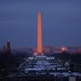 A felkelő nap első sugarai világítják meg a Washington Emlékművet, miközben már gyülekeznek a Donald Trump beiktatási ceremóniájára érkező nézők.