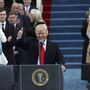 Trump thankyoukkal és felmutatott hüvelykujjal kezdi a beszédét, majd köszönetet mond mindenkinek, köztük a volt elnököknek és a 