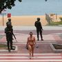 Katonák sorfala között lehet közlekedni Espirita Santo egyik strandján
