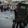 Mindeközben Rióban nem a rendőrség tüntet, hanem kormányellenes tüntetők vonultak utcára, most épp a vízművek privatizációja miatt.