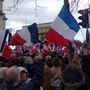 Tudósítónk előtt francia zászlók tengere