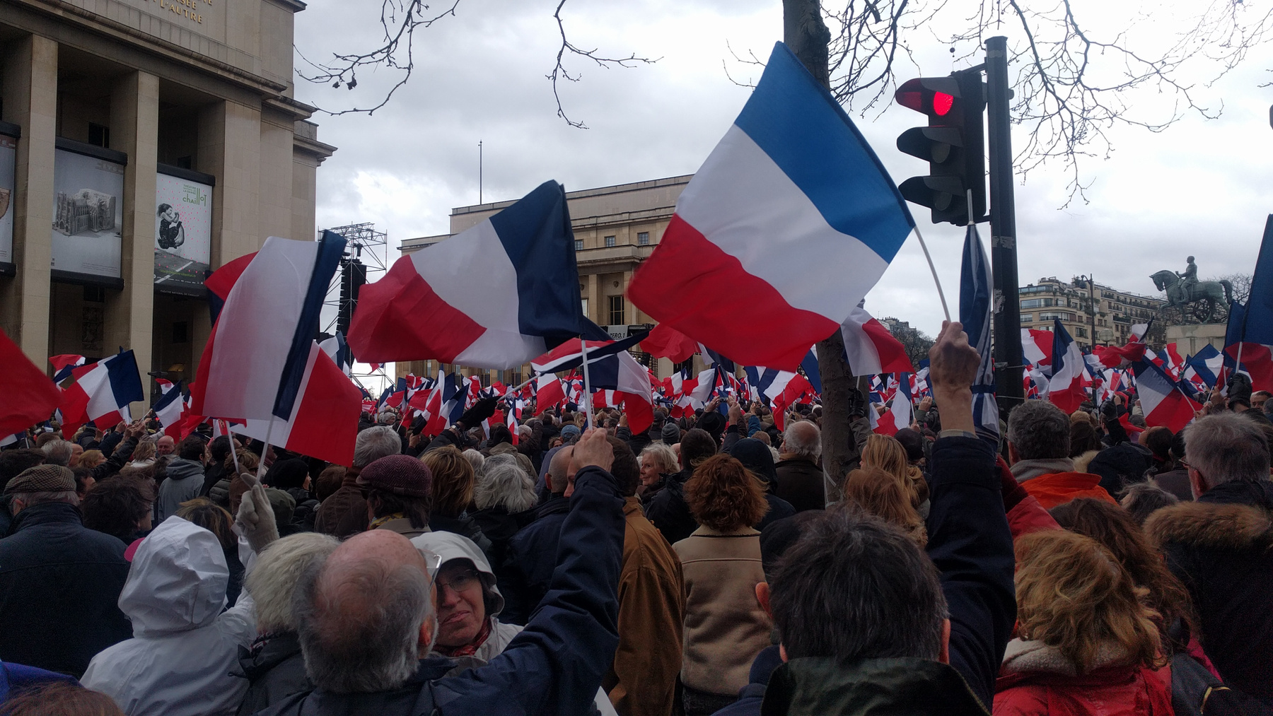 Tudósítónk előtt francia zászlók tengere