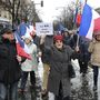 Fillon-párti párizsiak vonulnak a nagygyűlés színhelyére