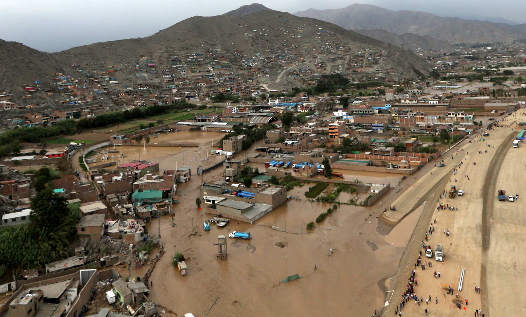 Lima Huachipa kerülete víz és sár alatt