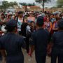 Az észak-perui Piura légibázisán várakoznak az otthonukat elhagyni kényszerülők, hogy repülőgéppel szállítsák őket biztonságos helyre, mert az elárasztott utakon nem lehetséges elhagyni a várost