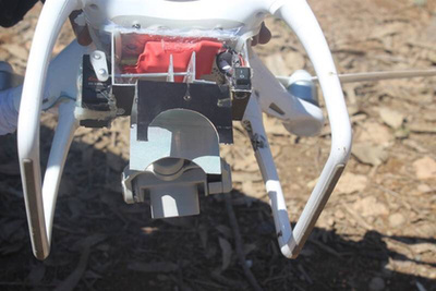 Egy drón tesztrepülésen, két gránáttal a fedélzetén. A drónokkal sokat kell kísérletezni, mert bár a teherbírása meglepően nagy, az akkumulátor élettartamát akár meg is negyedelheti a nagyobb teher cipelése.
