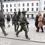 Stockholm belvárosát a rendőrség különleges egységének tagjai fésülik át.
