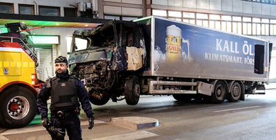 Stefan Lofven svéd miniszterelnök a támadás helyszínén
