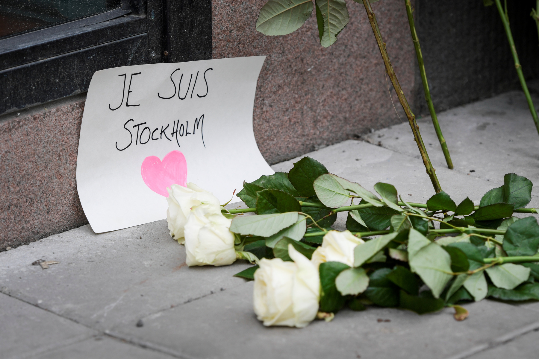 Stefan Lofven svéd miniszterelnök a támadás helyszínén
