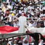 Ferenc pápát köszöntő transzparens a kairói misén
