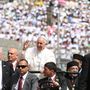 Ferenc pápa egyiptomi látogatásán integet a híveknek