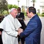Abdel Fattah al-Sisi egyiptomi elnök kezet fog Ferenc pápával