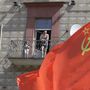 A szovjet szimbólumokat is csak a kommunista párt használja a felvonuláson, az állami rendezvényeken – bár Vlagyimir Putyin elnök szerint a Szovjetunió szétesése a 20. század geopolitikai katasztrófája volt – ezeket nem használja május 1-jén. A II. világháború végét ünneplő május 9-i rendezvényeken történelmi elemként azonban ott is látható.