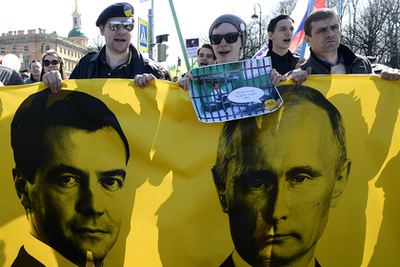 Az államkonform tüntetések mellett Szentpéterváron és Novoszibirszkben is voltak ellenzéki, Putyint kritizáló tüntetések. Szentpéterváron tíz melegjogi tüntetőt előállítottak. A dél-szibériaiak inkább viccesre vették a figurát.
