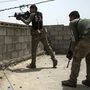 Háztetőről harcoló iraki katonák az al-Haramat negyedben