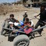 Iraki gyerekek játszanak a nemrég visszafoglalt al-Zaraye negyedben