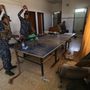 Lőszereket készítenek elő egy ház nappalijában iraki katonák