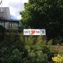Házilagos transzparens a South Bank-en, Szeretjük Manchestert felirattal