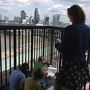 A londoni panorámát rajzoló iskolások a Tate Modern kilátóteraszán
