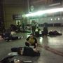 Sebesülteket ápolnak a Manchester Arena nevű rendezvényközpontban