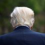 Trump jellegzetes frizurája az olasz napsütésben
