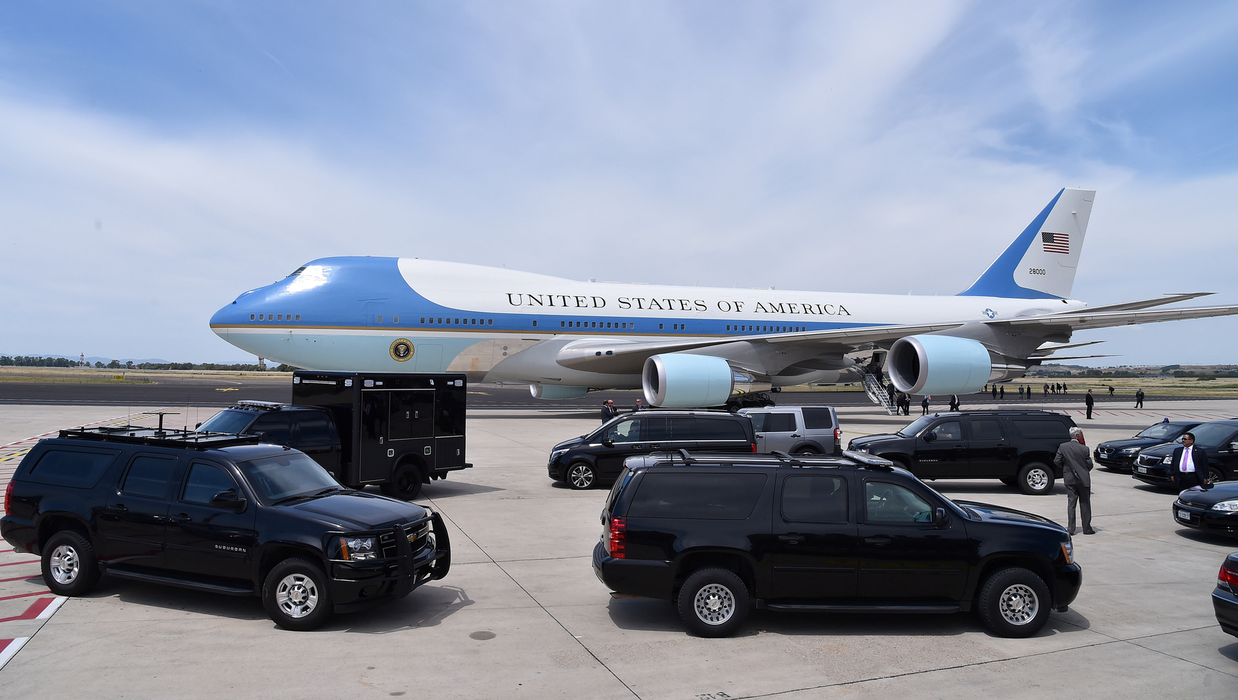 Rajongók fogadják Trumpot a washingtoni Sigonella katonai repülőtéren szervezett hazatérő-ünnepségen.