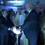 Közös fénykép Szaudi vezetőkkel és egy világító gömbbel
