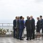 Trump a G7-vezetőkkel beszélget egy erkélyen