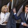 Emmanuel Macron francia elnök és felesége, Brigitte Trogneux leadja szavazatát az észak-franciaországi Le Touquet településen