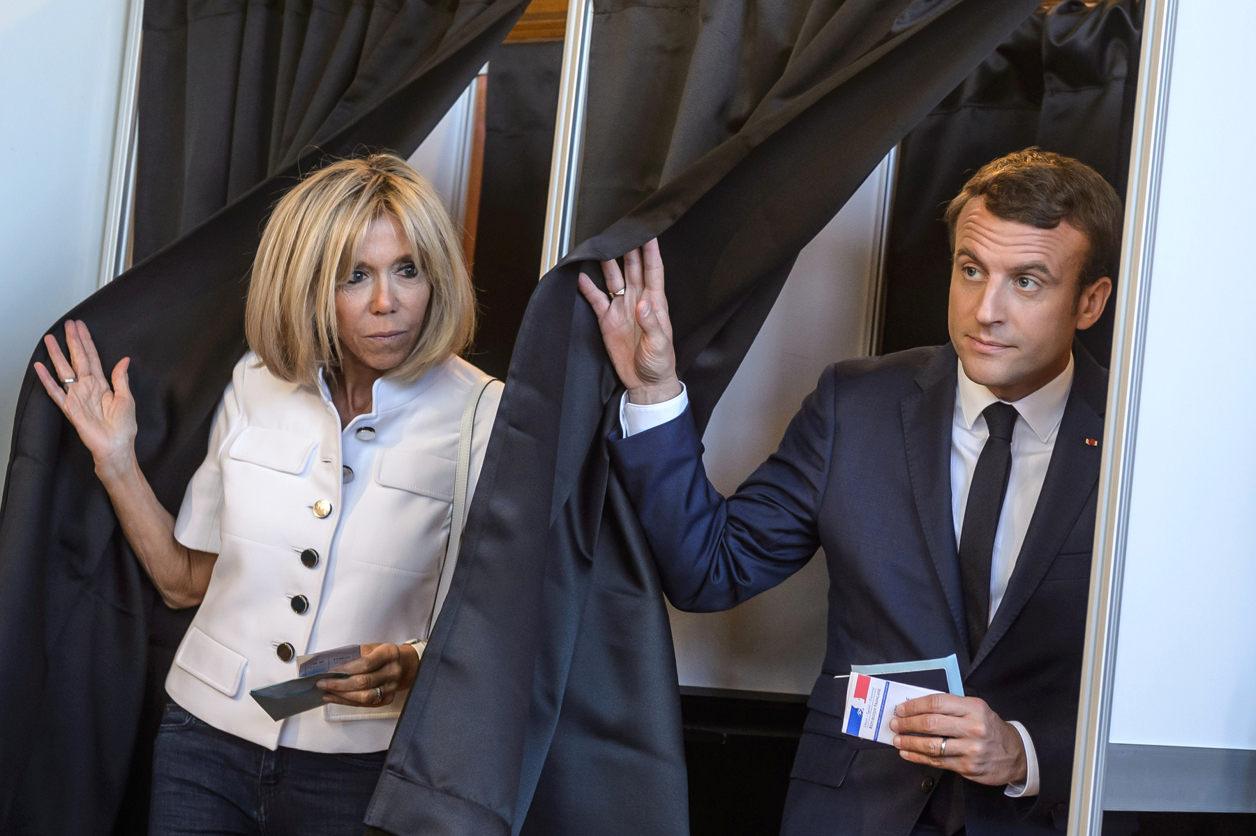 Marine Le Pen, a Nemzeti Front (FN) párt elnöke (j) nyilatkozik a francia parlamenti választások első fordulójának eredményéről az urnazárás után az észak-franciaországi Henin-Beaumont településen 2017. június 11-én. A párt 14 százalékos támogatottsággal harmadik helyen végzett.