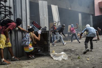 Az összecsapásoknak eddig 68 áldozata volt az elmúlt hónapokban. Az elhunytak neveit vették sorba egy lezárt úton a tüntetők.
