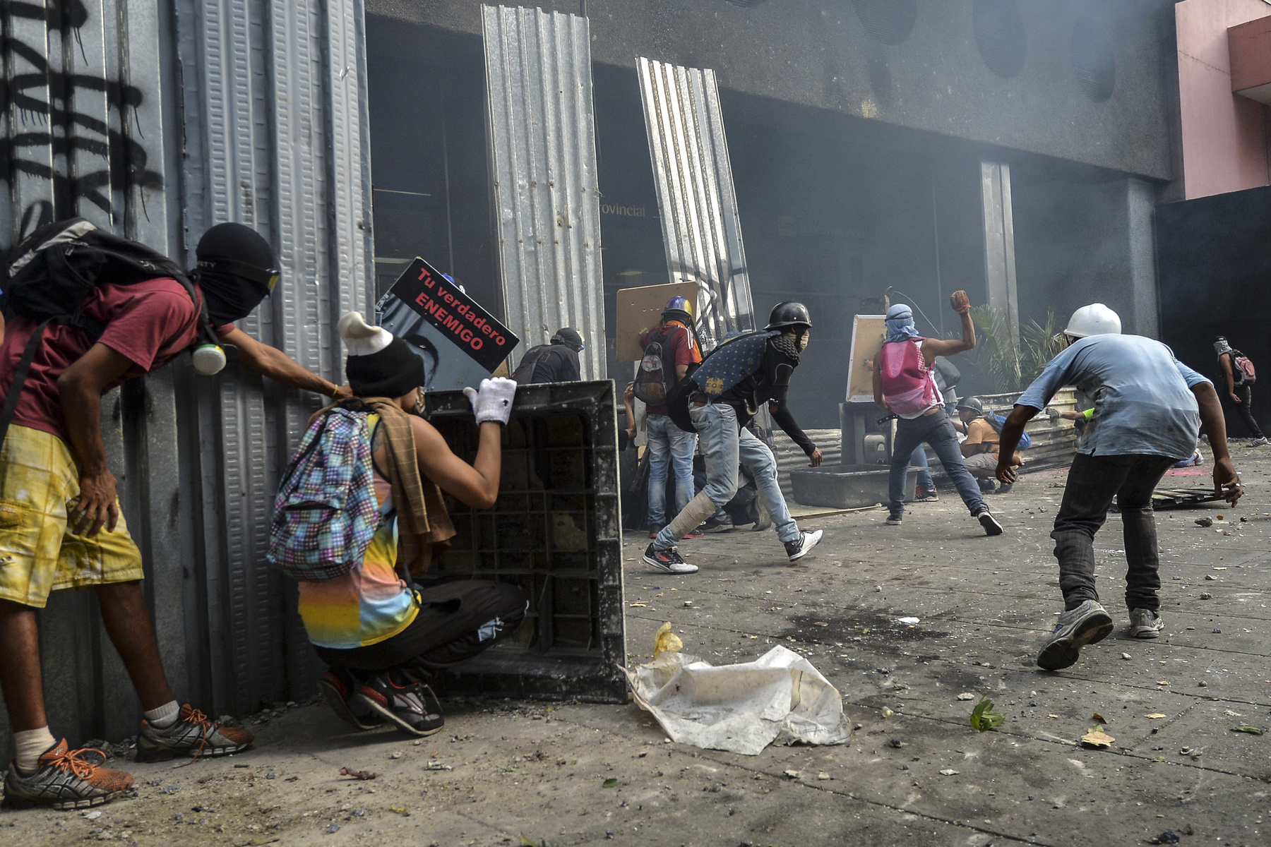 Az összecsapásoknak eddig 68 áldozata volt az elmúlt hónapokban. Az elhunytak neveit vették sorba egy lezárt úton a tüntetők.