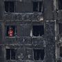 Tűzoltó a kiégett toronyházban, két nappal a tűzvész után