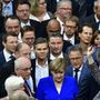 Angela Merkel német kancellár (középen) és alsóházi képviselők sorban állnak hogy szavazzanak. Merkel nemmel szavazott.