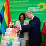 Katrin Goering-Eckardt, a zöldek frakcióvezetője (balra) és Volker Beck a párt képviselője tortával is köszöntötték a döntést