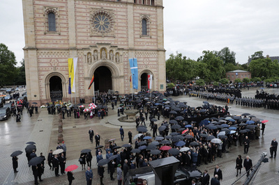 Gyászolók hagyják el a Rajna-vidék-Pfalz német tartománybeli Speyer székesegyházat.