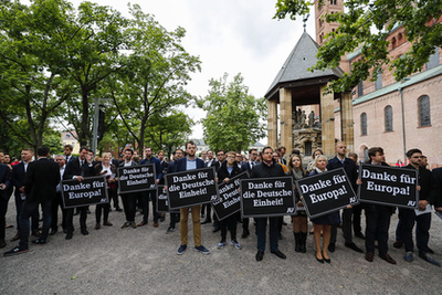 Gyászolók hagyják el a Rajna-vidék-Pfalz német tartománybeli Speyer székesegyházat.