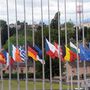 Félárbócra engedték az Európai Unió tagállamainak zászlóit az Európai Parlament épületénél.