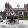 Helmut Kohl koporsóját szállítja a Mainz folyami hajó a Rajnán a háttérben álló speyeri székesegyházában tartandó állami gyászmisére.