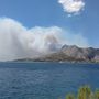 Egyre súlyosabb a helyzet a dalmát tengerparton, ahol erdőtüzek pusztítanak. Az Index.hr szerint Split és Omiš között, Tugare településen csaptak fel a lángok hétfőn kevéssel éjfél után.