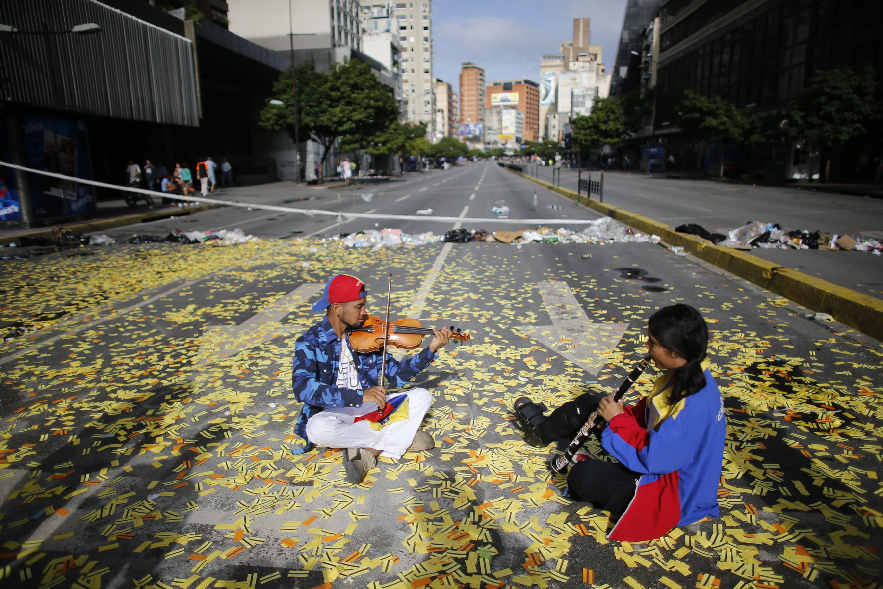 Diktatúra-ellenes felirat egy útakadályon Caracasban.