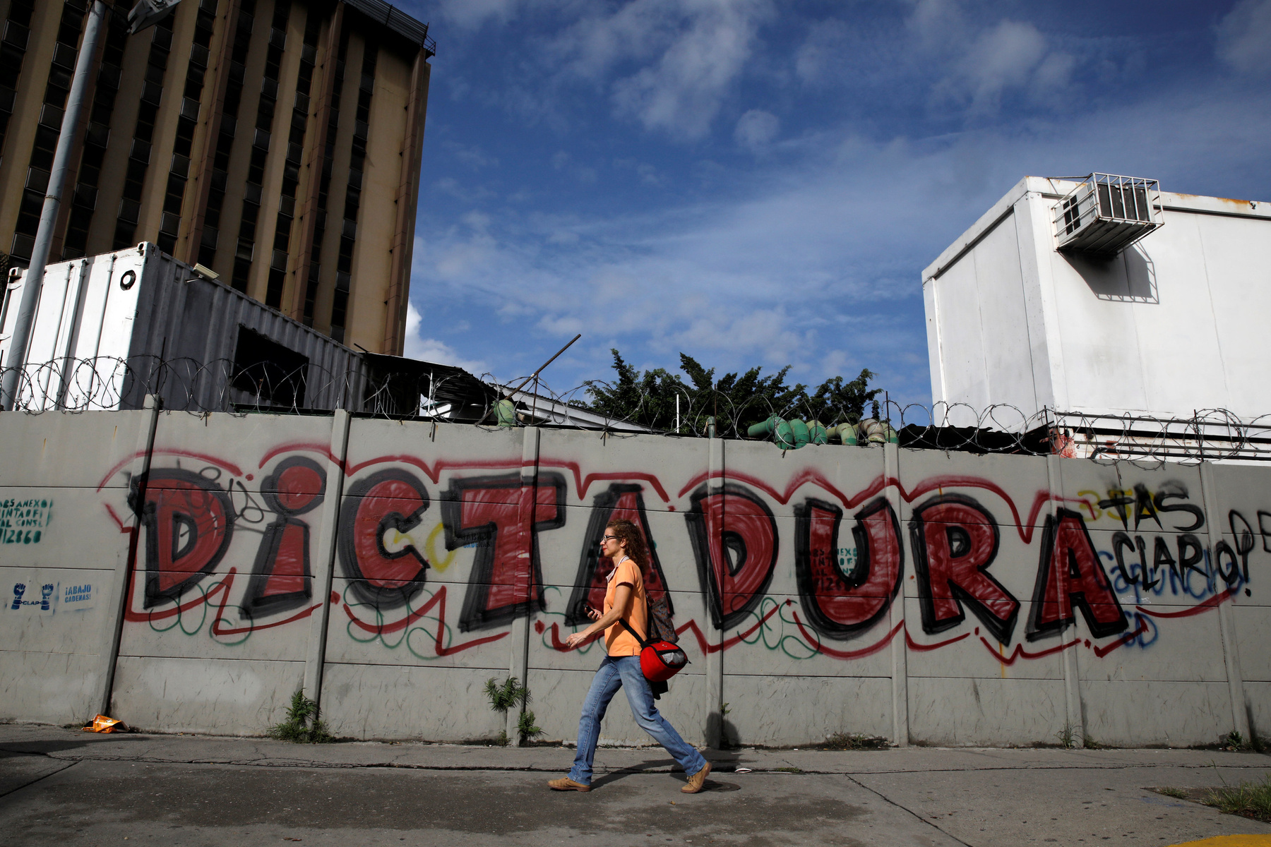 Diktatúra-ellenes felirat egy útakadályon Caracasban.