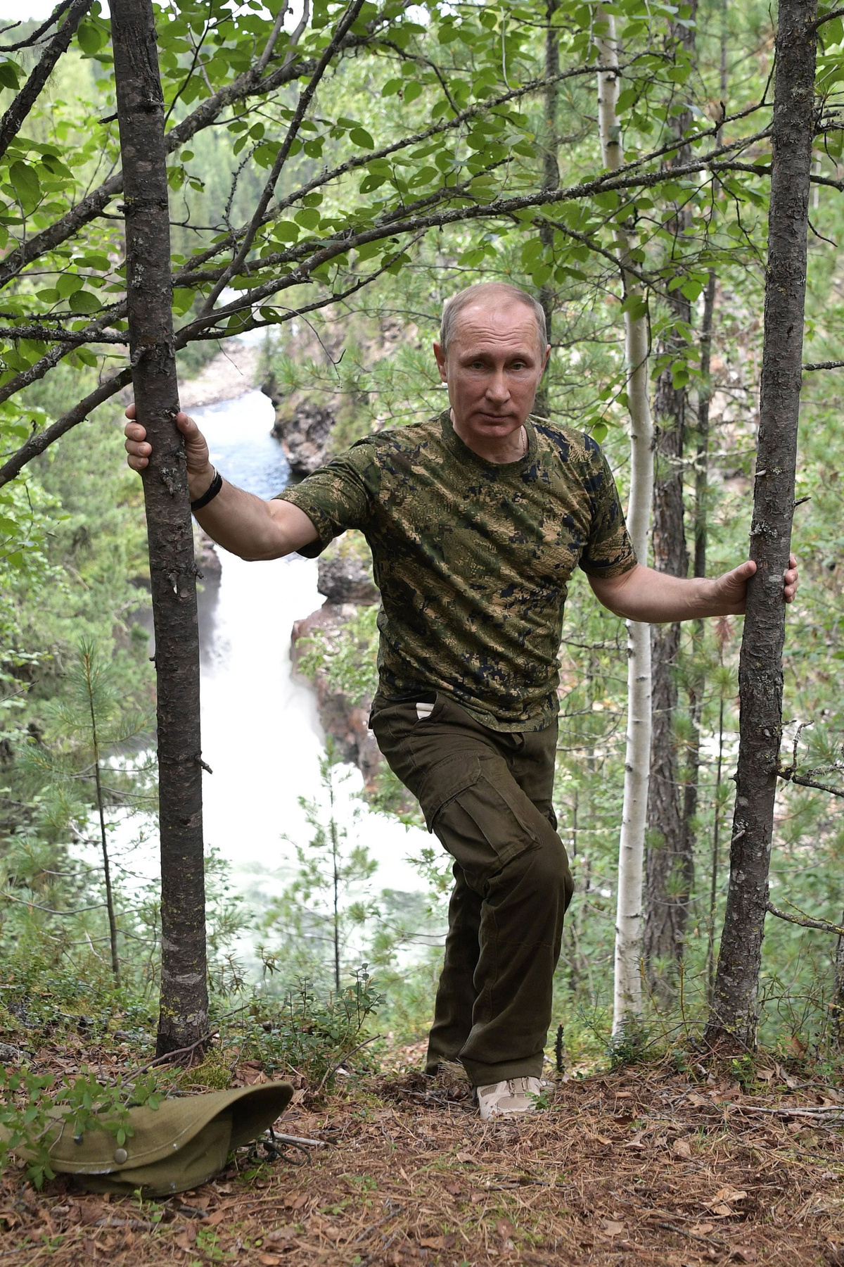 Vlagyimir Putyin orosz elnök búvárruhában lándzsahorgászat közben