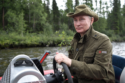 Vlagyimir Putyin orosz elnök búvárruhában lándzsahorgászat közben