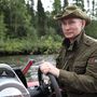 Vlagyimir Putyin orosz elnök motorcsónakot vezet egy tavon