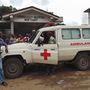 Kórházi halottasházhoz érkezik a mentőautó a településen. A katasztrófában több mint 300 ember vesztette életét.