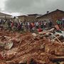 Sok ház teljesen megsemmisült, a földtömeg még a romokat is maga alá temette.