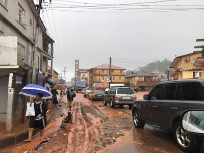 Sierra Leonéban nem szokatlanok a heves esőzések miatti áradások és földcsuszamlások, amik gyakran szednek áldozatokat a rossz minőségű lakóházak miatt.