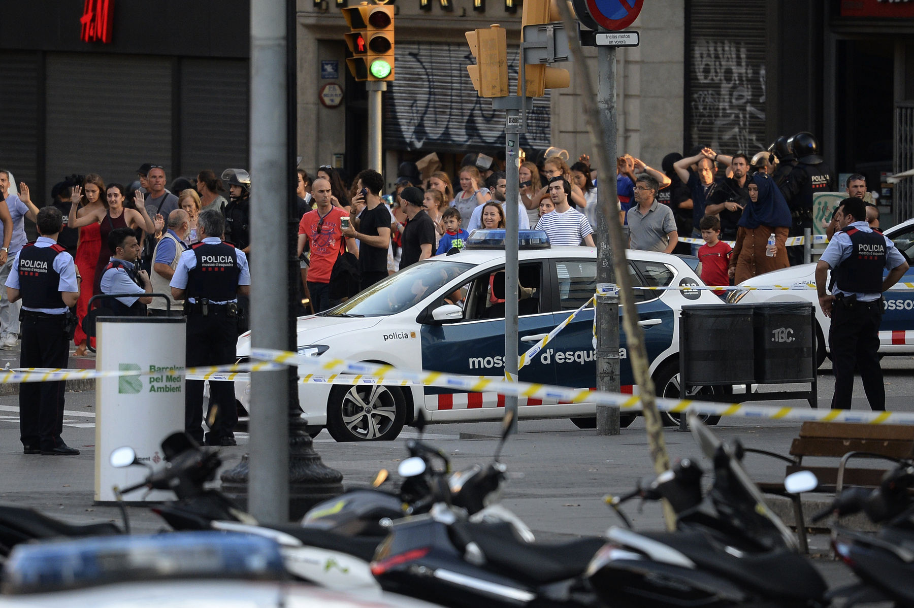 Néhány órával a barcelonai merénylet után újabbat hajtottak végre a terroristák a katalán fővárostól száz kilométerre fekvő Cambrilsban. Öt férfi hajtott egy Audi A3 autóval gyalogosok közé, hét embert – köztük egy rendőrt –  megsebesítettek, kettejük állapota válságos.